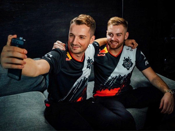 前往冠军之路！ Top Esports 官方关注了 Kanavi 、教练 Hongmi 和刘青松的微博